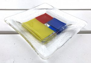 Glas askebæger med gul, rød og blå firkant i midten