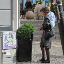 Kvinde der ser på Inge Thomasens plakat i Helsingør